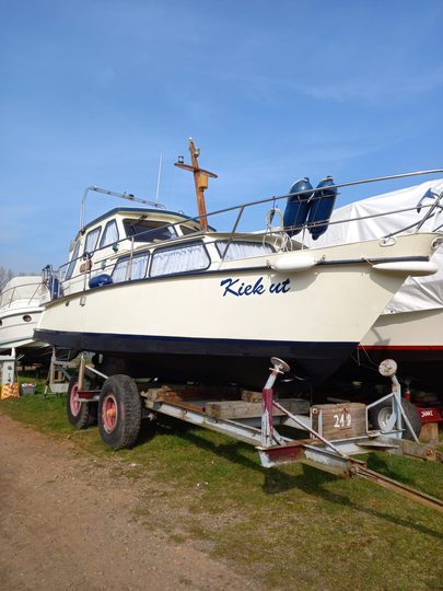 Seitenansicht an Land