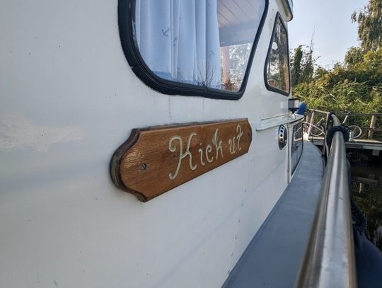 Namensschild am Aufbau