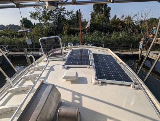 Vordeck mit Solarpanelen