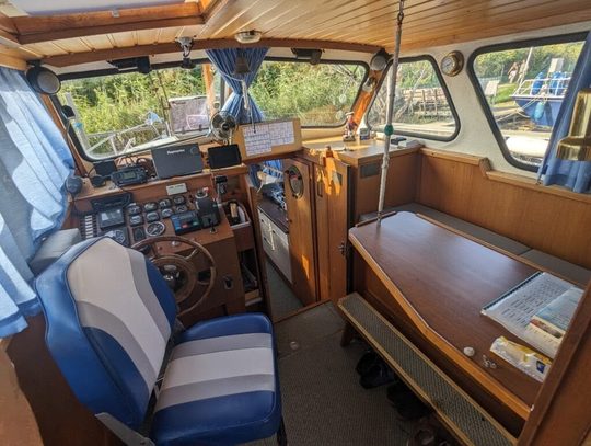 Innensteuerstand und Sitzecke