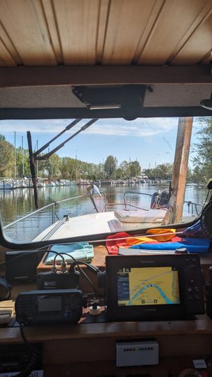 Blick vom Steuerstand aufs Wasser